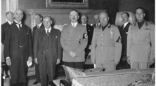 1938년 뮌헨 회담장 – 앞줄 왼쪽부터 영국 총리 체임벌린, 프랑스 총리 달라디에, 독일 총통 히틀러, 이탈리아 수반 무솔리니와 정치가 치아노 || 위키백과 (독일연방문서보관소 제공)