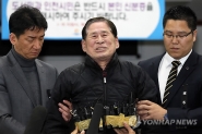 김한식 청해진해운 대표가 지난 17일 인천시 중구 인천연안여객터미널에서 사죄 인사를 하고 있다.