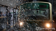 2일 오후 서울메트로 2호선 상왕십리역에서 잠실 방향으로 가는 열차가 추돌하는 사고가 발생, 사고 열차의 유리창이 깨져있다.