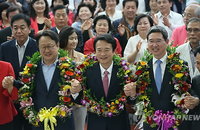 꽃목걸이 건 남경필 경기도지사 당선인