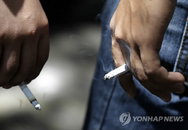 흡연은 건강의 적…빨리 늙고 난청 위험까지 높여