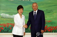 악수하는 한·우즈베크 정상