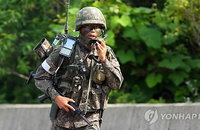 상황 전파위해 뛰는 무전병