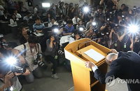 문창극, 14일만에 총리후보 전격 자진사퇴