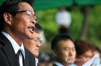 총기난사 사건 희생자 유가족 "장례 무기 연기"