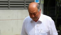 굳은 표정의 김명수 후보자