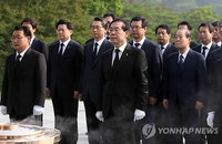 닻올린 박원순 2기…첫 행보는 현충원 참배