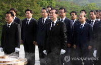 닻올린 박원순 2기…첫 행보는 현충원 참배
