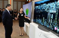 LG 전시관 방문한 시진핑 주석