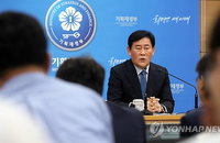 <새 경제팀 출범…한국 증시 '배당 꼴찌'서 벗어날까>