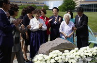 미 페어팩스 기림비 찾은 이옥선·강일출 할머니