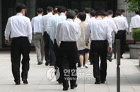 공무원 연금 깎고 퇴직수당 인상
