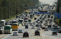 추석 '민족 대이동'…역·터미널·공항 북적