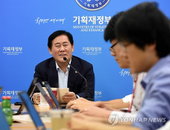 최경환 “경제, 체력회복 하면 구조개혁”