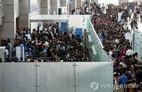 중국으로 돌아가는 요우커들, 붐비는 공항