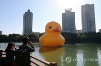 석촌호수에 뜬 대형 고무 오리