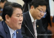 최경환 “최저임금 단계적으로 인상해야“