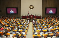 朴대통령 “재정적자 늘려서라도 경제활성화 최우선”