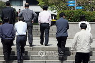 정부, 임금피크제 공공기관에 우선 도입