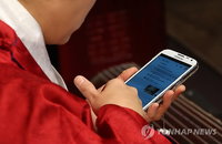 한국인, ‘스마트폰’ 놓지 않아…이용시간 2년새 2.4배