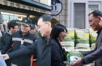 화재 취약 지역 점검 및 쌀 전달하는 정홍원 총리
