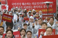 25일 전국의사대표자궐기대회서 '보건·의료 규제 기요틴 정책 반대한다' 구호 외쳐
