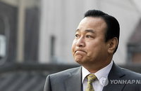 입술 꽉 깨물며 출근하는 이완구 총리 후보자