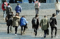 높은 학자금, 누적대출로 정부에도 부담준다