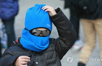 기습 추위에 복면 꽁꽁