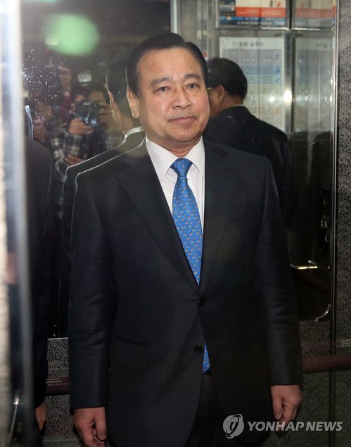 이완구 국무총리가 각종 논란과 진통 끝에 박근혜 정부의 제2대 총리로 취임하게 됐지만 앞으로 넘어야 할 산이 많다.