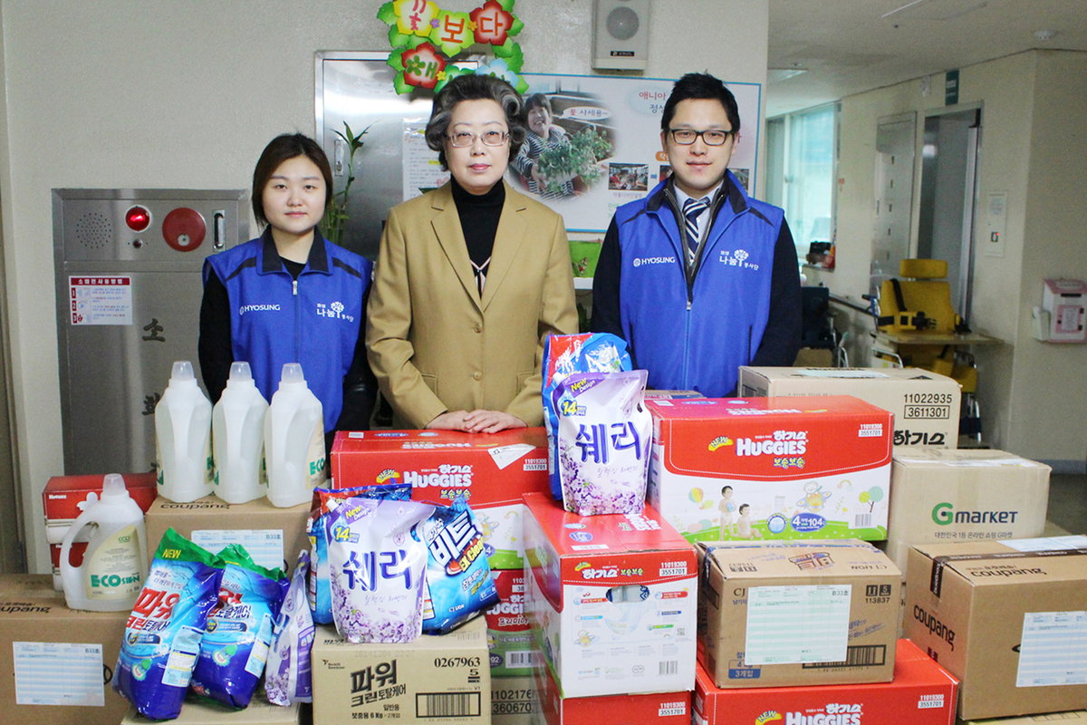  ▲효성 산업자재PG 사회공헌 담당자가 장애아동 요양시설인 영락애니아의 집(원장 장은희, 가운데)을 찾아 필요한 생필품을 전달했다.(사진=효성 제공) 