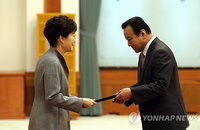 박 대통령, "이완구 총리가 당정청의 구심점 되길"
