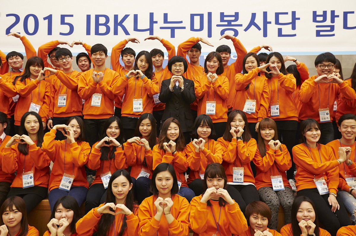 ▲권선주 기업은행장(앞에서 세 번째 줄 가운데)과 봉사단원들이 기념촬영을 하는 모습. (사진=기업은행 제공) 