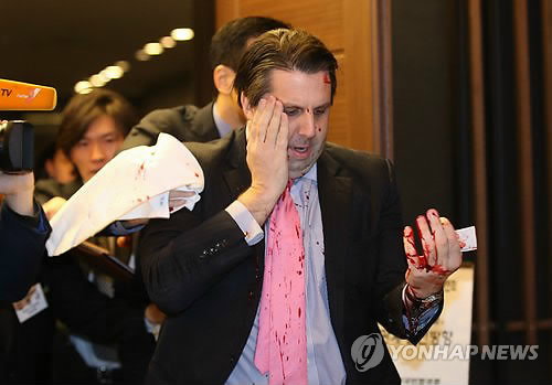 5일, 괴한에게 안면을 공격당한 마크 리퍼트 주한 미국 대사 