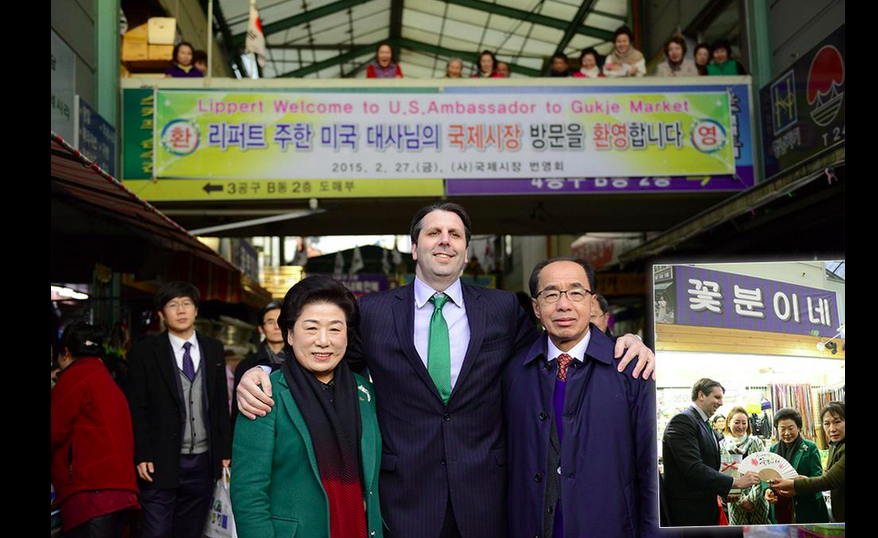 부산 국제시장을 방문한 마크 리퍼트 주한 미국 대사, 영화 국제시장을 보고 많은 감명을 받았다고 한다. 