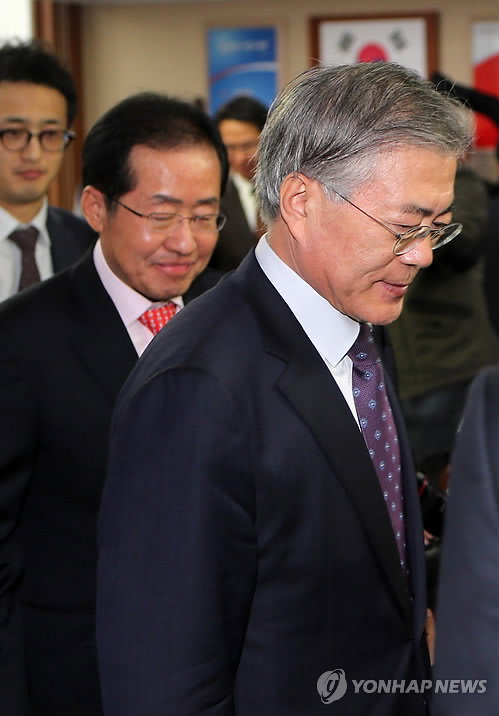 새정치민주연합 문재인 대표(오른쪽)와 홍준표 경남지사가 18일 경남 창원시 경남도청에서 경남의 학교 무상급식 지원 중단에 따른 격론을 벌이다 씁쓸한 표정으로 각자 밖으로 나서고 있다.