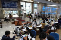 안심전환대출 출시에 아침부터 은행앞 장사진.. 실랑이 벌어지기도