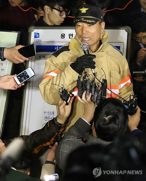 사고현장 설명하는 서석권 용인소방서장