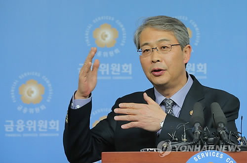 브리핑하는 임중룡 금융위원장 