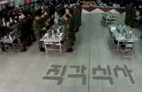 음식물 죄다 흘리는 '직각 식사'가 전통이라 하는 허탈한 군대의 답변