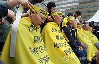 "왜 진실을 돈으로 덮으려 하나" 삭발식하며 오열하는 세월호 유족들