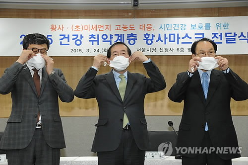 아무리 슈트를 차려입어도 황사마스크를 쓰면 멋있지가 않다