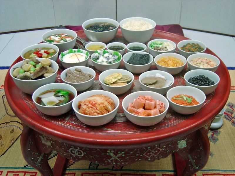 한상 가득 차린 한식상, 간편하게 먹기는 어렵다 