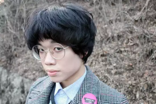 검정치마란 이름으로 음악활동을 하는 조휴일