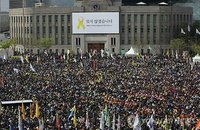 '세월호 1주년' 시위대-경찰 도심서 충돌…100명 연행