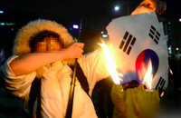 태극기 불태워 훼손, 세월호 유가족도 모독한 것이다. 정상적 표현 범위 넘어선 범죄행위자일 뿐.