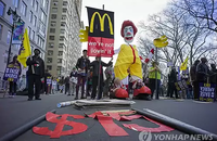 여론의 호응을 얻고 있는 미국 맥도날드 최저임금 시위