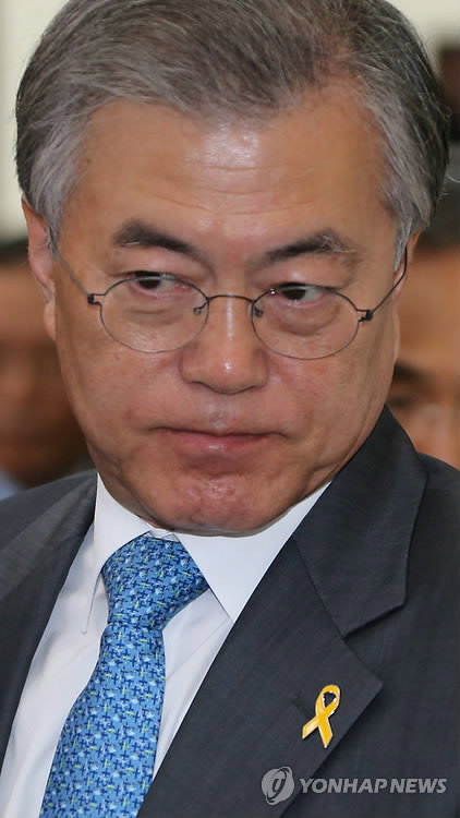 새정치민주연합 문재인 대표가 30일 오전 국회 원내대표 회의실에서 열린 정책조정책회의에서 4&middot;29 재보궐 패배와 관련해 입장을 밝히고 있다.