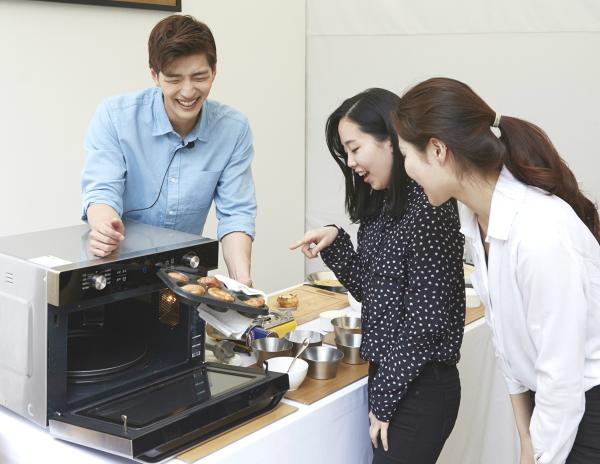 ▲맹기용 셰프와 삼성전자 스마트오븐 SNS 이벤트 당첨자들이 6일 합정동 '퍼블리칸 바이츠' 레스토랑에서 진행된 '삼성 스마트오븐 소셜 테이블' 행사에서 삼성 스마트오븐으로 완성된 촉촉 바삭한 유러피언 오리지널 음식을 즐기고 있다. (사진 : 삼성전자 제공)
