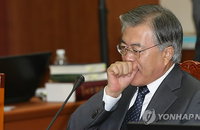 당 통합 이루겠다던 문재인… 무너지는 지도부에 사퇴 요구도  받아